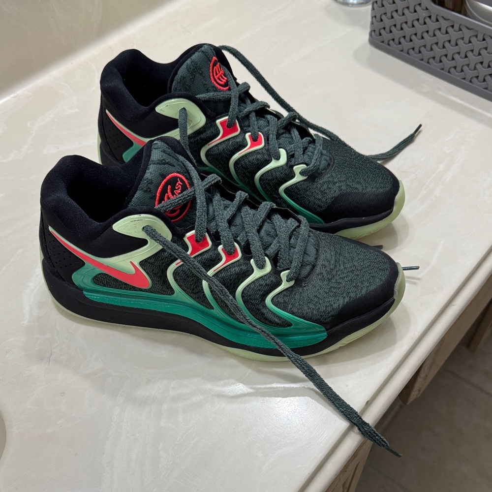 KD 17 easy money sniper black/green/crimson red hardly worn